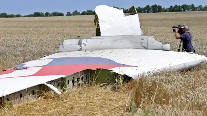 Trümmerteile der Boeing 777, die vor knapp einem Jahr mit 298 Menschen an Bord über der Ostukraine abgeschossen wurde. Welche der beiden Kriegsparteien für die Katastrophe verantwortlich ist, bleibt weiter ungeklärt.
