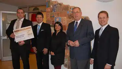 Sebastian Kemnade und Bernd Mewes von der AWD, Nahed Chirazi von der Stiftung Friedehorst , Rolf Fuhrhoff, Präsident des