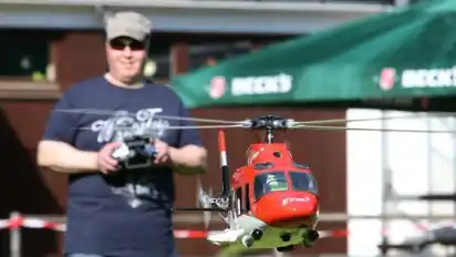 Frank Dohrmann mit seinem Helikopter "Augusto 109". Das Original ist als Rettungshubschrauber vor der englischen Küste im Einsatz.