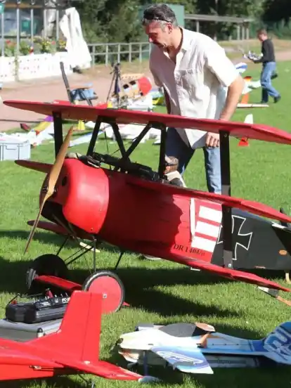 Ingo Ackermann hat gleich sieben Modelle zum Flugtag mitgebracht. Die größeren dürfen auf dem Sportplatz in Blumenthal allerdings nicht abheben.