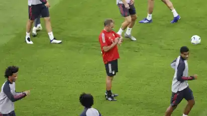 Kann gegen den FC Sevilla aus dem Vollen schöpfen: Hansi Flick (M) beim Abschlusstraining des FC Bayern München. Foto: Laszlo Szirtesi/Pool Getty/AP/dpa