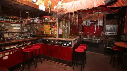 Sechs Monate war das Heartbreak Hotel geschlossen, nun ist wieder geöffnet und Besitzer Felix Grundmann hofft, bald auch draußen Tische und Stühle aufstellen zu können.