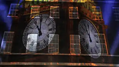 Ein Bild der Uhr des Big Ben wurde an das Gebäude der 10 Downing Street projiziert.