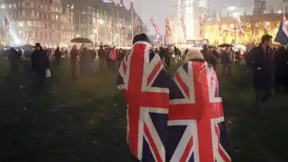 Brexit-Anhänger laufen mit der britischen Nationalflagge über den Parliament Square in London.