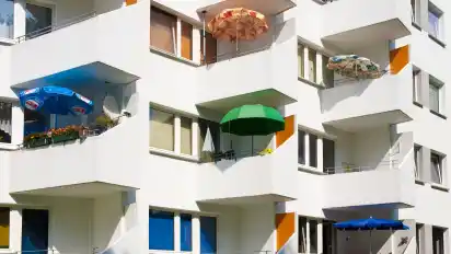 Balkone eines Wohnhauses der Vahr.