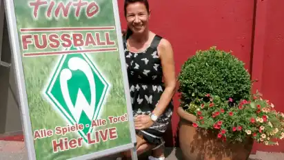 Den Werbe-Aufsteller kann sie bald im Keller verstauen: Katrin Mosel, Inhaberin des Restaurants "Tinto" in Vegesack hat ihr Abonnement bei dem Bezahlsender Sky gekündigt. Ab September werden dort keine Fußballübertragungen mehr gezeigt.