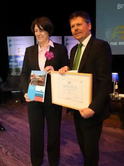 EU-Verkehrskommissarin Violeta Bulc und Verkehrssenator Joachim Lohse bei der Preisverleihung Montagabend in Brüssel.