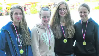 Verbesserten den Kreisrekord um mehr als zehn Sekunden: Selene Ruppelt, Fiona Buschmann, Ina Hartmann, Pia Oestmann (v.l.) vom Grafenschwimmteam Hoya.