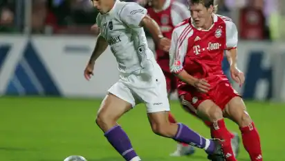Alexander Nouri (l) im Zweikampf mit Bastian Schweinsteiger.