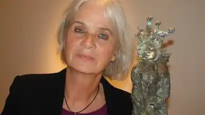 Rotraud Schmitter mit ihrer Skulptur "Medusa im Wind".