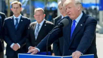 Die erste Reihe muss es schon sein: US-Präsident Donald Trump hat mit seinem Verhalten beim Nato-Gipfel in Brüssel im Netz für Empörung gesorgt.