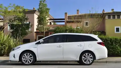 Der Toyota Auris - wie hier die Variante Hybrid Touring Sports (ab 2013) - gilt als beliebter und zuverlässiger Gebrauchtwagen. Foto: Toyota/dpa-tmn