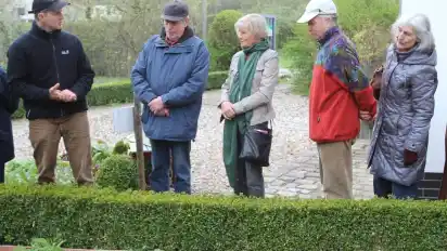 Hartmut Clemen (links) erzählte den interessierten Besuchern im Floratrium viel über Stauden, aber auch über Düngung im Garten.