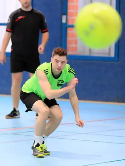 Der Schönebecker Prellballer Onno Wilksen lässt es krachen.