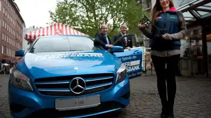 Wertvoller Gewinn: ein Mercedes. Daneben Swantje Wendorff (Tombola).