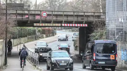 3,80 Meter beträgt die Durchfahrtshöhe der Brücke. Nach Ansicht des Beirats müssen es mindestens vier Meter sein. Und statt eines gemeinsamen Geh- und Radweges auf einer Seite soll ausreichend Platz für Fußgänger und Radfahrer geschaffen werden, fordert das Gremium.