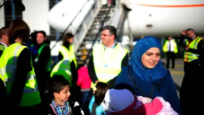 Immer mehr Schutzsuchende: Auch in dieser Woche kamen wieder syrische Flüchtlinge auf dem Flughafen Hannover-Langenhagen an. Zunächst geht es für sie in Aufnahmelager. Anschließend werden sie auf Städte und Gemeinden verteilt. Auch Achim nimmt weitere Flüchtlinge auf.