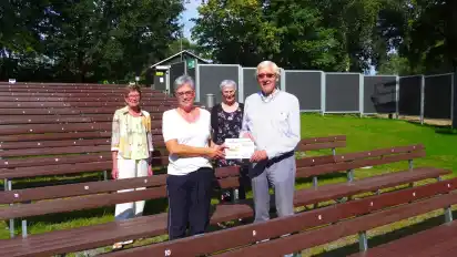 Die Kreislandfrauenvorsitzende Ingrid Behrens mit Ulrich Brandt vom Freundeskreis der Freilichtbühne. Im Hintergrund mit dabei: Landfrau Hanna Grube (links) mit Ulla Hark-Sommer (Freilichtbühne).