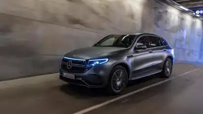 Für eine bessere Schadstoffbilanz eignet sich ein elektrifizierter SUV: Mercedes geht mit dem EQC neue Wege. Foto: Daimler AG/dpa-tmn