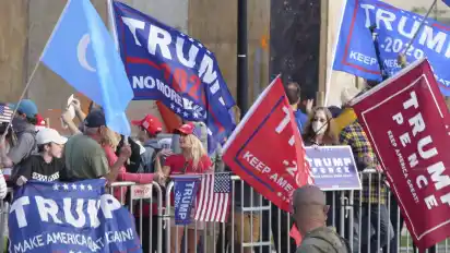 Anhänger von US-Präsident Trump versammeln sich vor dem Walter-Reed-Militärkrankenhaus.