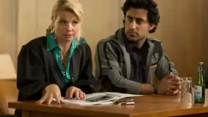 Orhan Müstak in seiner ersten Fernsehrolle, gemeinsam mit Anette Frier als Danni Lowinski. Müstak stand in den Schulen in Berne und Lemwerder erstmals auf der Bühne.