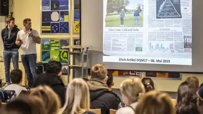 Die Schüler (von links) Ole Hankiewicz (19) und Thore-Birk Stoll (18) der Klasse DQM 17 berichten über ihre Erfahrungen mit dem Handyselbstversuch für Zisch.