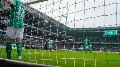 Ein Spieler ist im Netz, der Ball aber nicht: Wer hat seit drei Heimspielen kein Tor mehr erzielt.