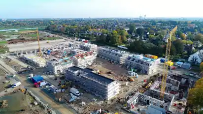 Eines der größten privaten Wohnbauprojekte in der Hansestadt ist derzeit die Gartenstadt Werdersee, wo in den nächsten Jahren insgesamt bis zu 600 Wohneinheiten entstehen sollen. Hier ein Luftbild von Mitte Oktober 2019.