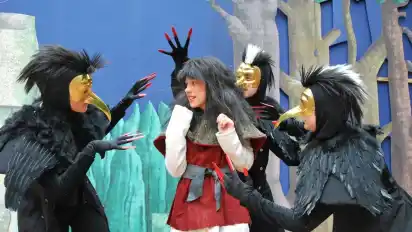 Marléne Gronholz (rechts) ist stolze Trägerin der goldenen Schnabelmaske.