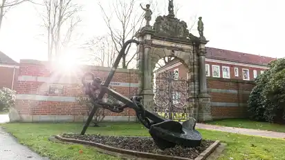 Der Zugang zum Seefahrtshof führt durch ein barockes Tor von 1665. Trotz Kriegsfolgen und verschiedener Umzüge ist es bis heute unversehrt geblieben.