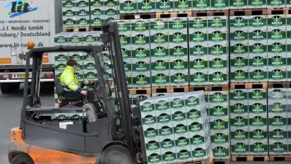 Kiste für Kiste. Ein Mitarbeiter der Beck‘s Brauerei in Bremen stapelt Paletten mit Bierträgern auf.