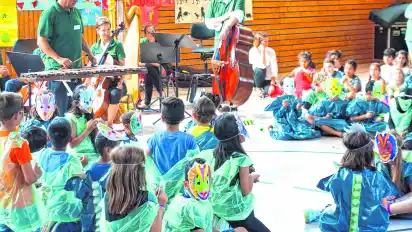 Die Kinder proben mit den Profimusikern für den Karneval der Tiere. Der Auftritt ist morgen beim Fest der Musikwerkstatt.