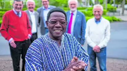 Dorfvorsteher Homba-Nimana Bitoka war am Freitag erstmals in Ganderkesee zu Gast. Im Hintergrund seine Freunde vom Rotary-Club: Franz-Josef Ritterhoff, Christian König, Wilfried Wilkens, Rolf Schütze und Herbert Maskow (von links).