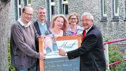 Zu Ehren des verstorbenen Horst Metje heißt die Kantine des Roten Kreuzes nun "Kantine Horst", was am Donnerstag von den DRK-Offiziellen (von links) Jürgen Waßer, Michael Pleus, Metjes Tochter Sandra Johnson, Sylvia Strössel und Heinz-Gerd Lenssen bekannt gegeben wurde.