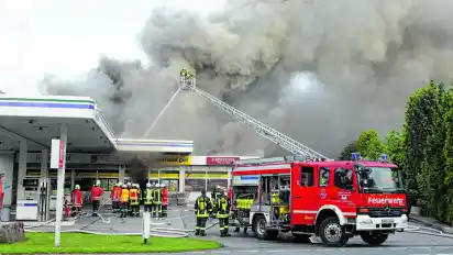 Die Tankstelle in Heilshorn an der alten B6 ist am frühen Dienstagmorgen in Flammen aufgegangen.