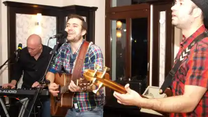 „The Muddy Crows“ traten mit der Konzertreihe „Songs & Whispers“ bei Stagges in Osterholz-Scharmbeck auf. FMO·