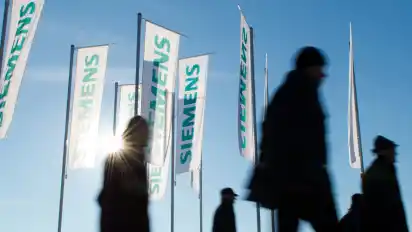 Siemens steigt indirekt im Windkraftgeschäft ein, obwohl das Unternehmen aktuell einen neuen Produktionsstandort in Cuxhaven aufbaut.