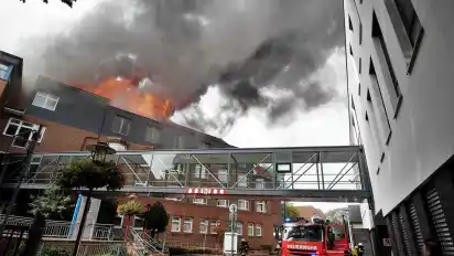 Das Haupthaus des St.-Josef-Stift Krankhauses in Delmenhorst steht in Brand.