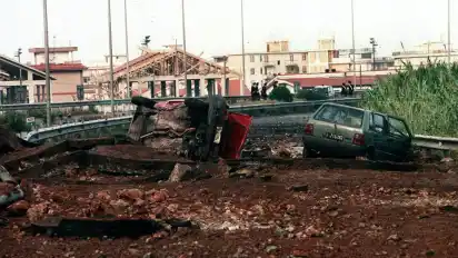 Ort des Attentats auf den sizilianischen Untersuchungsrichter Giovanni Falcone am 23. Mai 1992 auf der Autobahn A29 bei Capaci auf Sizilien. Der Gründer einer Sonderkommission zur Bekämpfung der Mafia war auf dem Weg in sein Wochenendhaus bei Palermo, als er, seine Frau und drei Leibwächter durch eine Bombe getötet worden sind.
