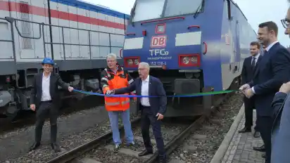 Bremen mit am Netz: Zur Abfahrt des neuen Zugs schneidet der Geschäftsführer von Roland Umschlag, Christoph Holtkemper (Mitte links), das blau-grüne Band zusammen mit dem Sprecher der Geschäftsführung von TFG Transfracht, Bernd Pahnke, durch.