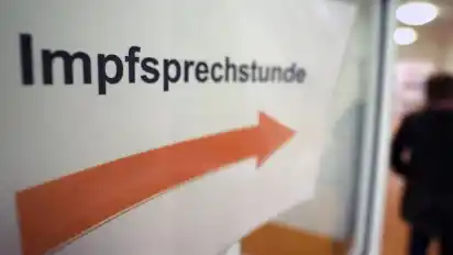Im Gesundheitsamt weist ein Zettel mit der Aufschrift «Impfsprechstunde» den Weg zur Praxis, in der u.a. die Grippeschutzimpfung erfolgt. Foto: Bernd Wüstneck/dpa-Zentralbild/dpa
