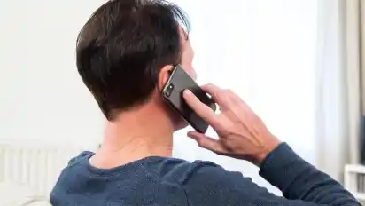Am Ohr ist es okay: Telefonieren mit dem Smartphone kann für die Schrittmacher-Funktion laut Experten nur dann zum Problem werden, wenn das Telefon direkt über dem Implantat liegt - und auch das nur selten. Foto: Christin Klose/dpa-tmn