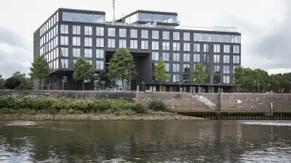 Ein moderner Bau mit bewegter Geschichte: 2009 zog die Beluga-Reederei des Unternehmers Niels Stolberg in die Immobilien – wenig später war sie Schauplatz eines Wirtschaftskrimis. 2012 übernahm die Bremer Landesbank den Bau und entwickelte ihn weiter. Nun wechselt das preisgekrönte Gebäude erneut den Besitzer.