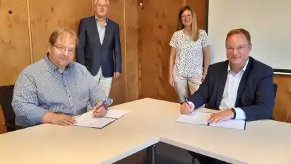 Unterzeichneten Mittwoch die Verträge (v. l.): Thorsten Runge, Vorsitzender des evangelischen Kindertagesstättenverbands Syke-Hoya, Helmut Meyer, Betriebswirtschaftlicher Geschäftsführer, Kerstin Frohburg von der Gemeinde Stuhr und Bürgermeister Stephan Korte.