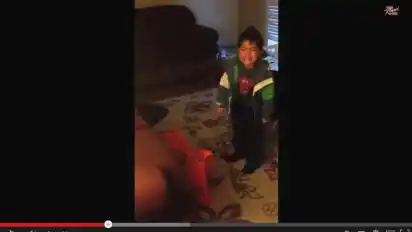 Dann bricht der kleine Bruder hilflos in Tränen aus.