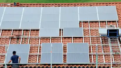 Für Solaranlagen, die vor 20 Jahren installiert wurden, läuft nun die EEG-Förderung aus. Das bringt große Probleme mit sich.