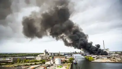 Bei dem Großbrand am Industriehafen stand am 28. April die schwarze Rauchwolke auch über Seehausen am anderen Weser-Ufer.