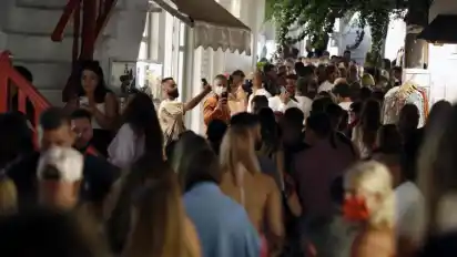 Für die Urlaubsregion der Halbinsel Chalkidiki und die Insel Mykonos sollen ab dem 21. August schärfere Corona-Beschränkungen gelten. Foto: Thanassis Stavrakis/AP/dpa