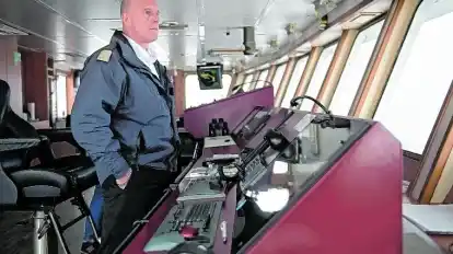 Früher hat er die ganz großen Pötte über die Meere gefahren und die bedeutenden Hafenstädte der Welt kennengelernt. Heute hat er hier alles im Blick: Von der Brücke aus steuert Kapitän Bernd Ramm das Schiff durch das Wattenmeer.