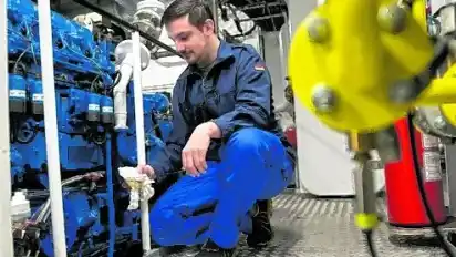 Ingenieur John Martens arbeitet unter Deck im Maschinenraum.